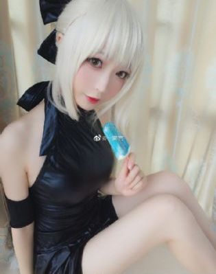年轻的邻居的阿6