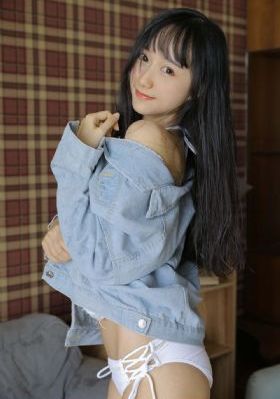 小受夹腿憋尿时被攻按小腹